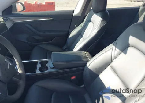 2021 Tesla Model 3 Standard Range Plus Rear-Wheel Drive z USA, uszkodzony, nr VIN 5YJ3E1EA3MF092105